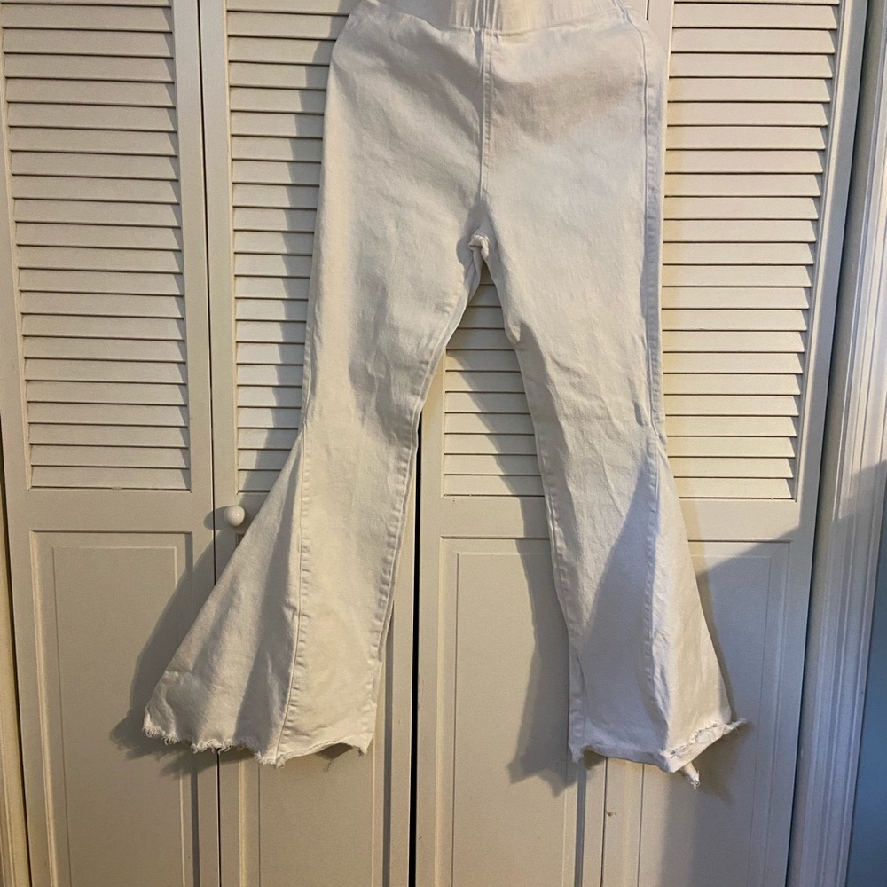 Spot on, white bell bottom jeans. So trendy!